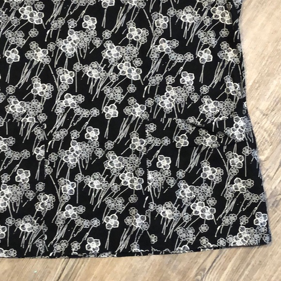 Peaches Black & White Floral V neck Scrub Top - Picture 7 of 7